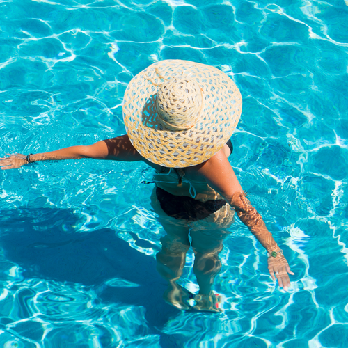 Hair and chlorine: How to protect hair while swimming in the pool